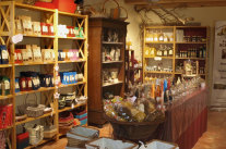 Theke und Regale mit Waren im Hofladen