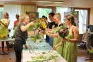 Frauen binden Blumensträuße