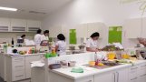 Studierende beim Kochen