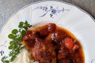 Nigerianisches Hühnchen-Stew auf Teller