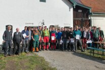 Personengruppe vor einem Gebäude