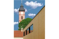 Fensterfront mit Kirchturm im Hintergrund