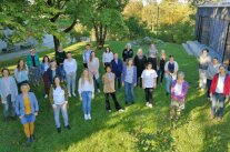 Gruppenbild der Studierenden auf Wiese