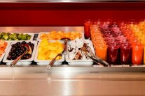Bunte Salate und Säfte