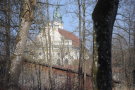 Kloster Fürstenfeld aus winterkahlem Laubwald gesehen