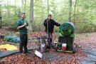 zwei Personen stehen neben Gerät zum Reinigen der Bucheckern