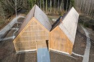 Fotografie des Walderlebniszentrums von oben. Zwei Holzgebäude die aufeinander treffen.