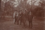 Alte Fotografi von ungefähr 1895. Vier Forstleute stehen im forstlichen Versuchsgarten.