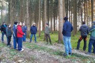 Waldbesitzer Stefan Bader beim Spaziergang mit interessierten Bürgerinnen und Bürgern.