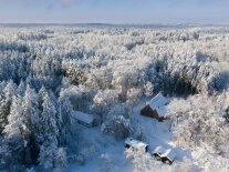 Das Walderlebniszentrum Grafrath in verschneiter Winterlandschaft