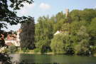 Turm am Hochufer, den umgebenden Wald überragend