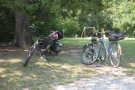 Fahrräder an einem kleinen Spielplatz im Wald