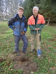 Denken über die nächsten Jahrzehnte hinaus: Waldbesitzer und Moral- Theologe Hans-Günter Gruber und sein Sohn Simon pflanzen Eichen.