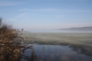 Ammersee im Winter mit Nebeschwaden über der Wassseroberfläche