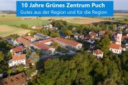 Grünes Zentrum aus der Vogelperspektive, darüber Schriftzug 10 Jahre Grünes Zentrum Puch