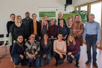 Eine Personengruppe posiert für Gruppenfoto
