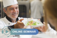 Koch reicht einen Teller mit Essen; Schriftzug Online-Seminar 