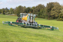 Traktor mit Güllefass bei bodennaher Gülleausbringung auf Grünland